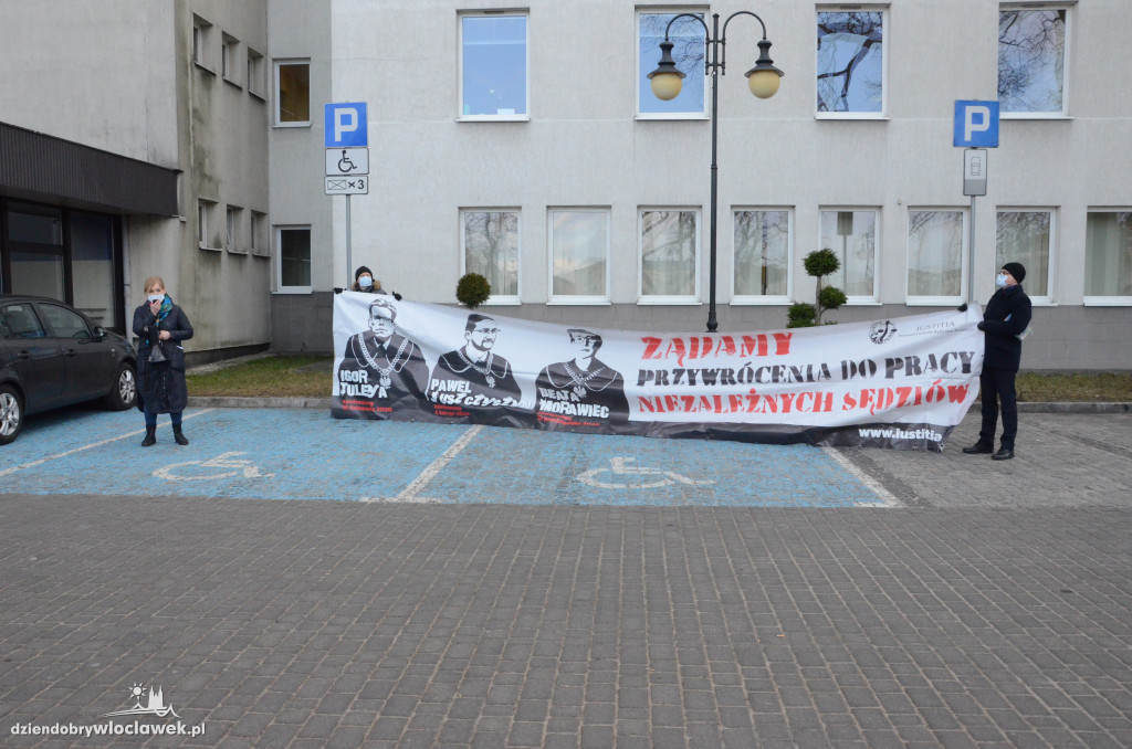 Solidarni z represjonowanymi sędziami