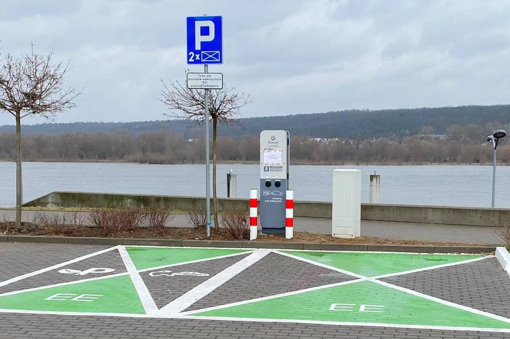 We Włocławku stawiają ładowarki do aut