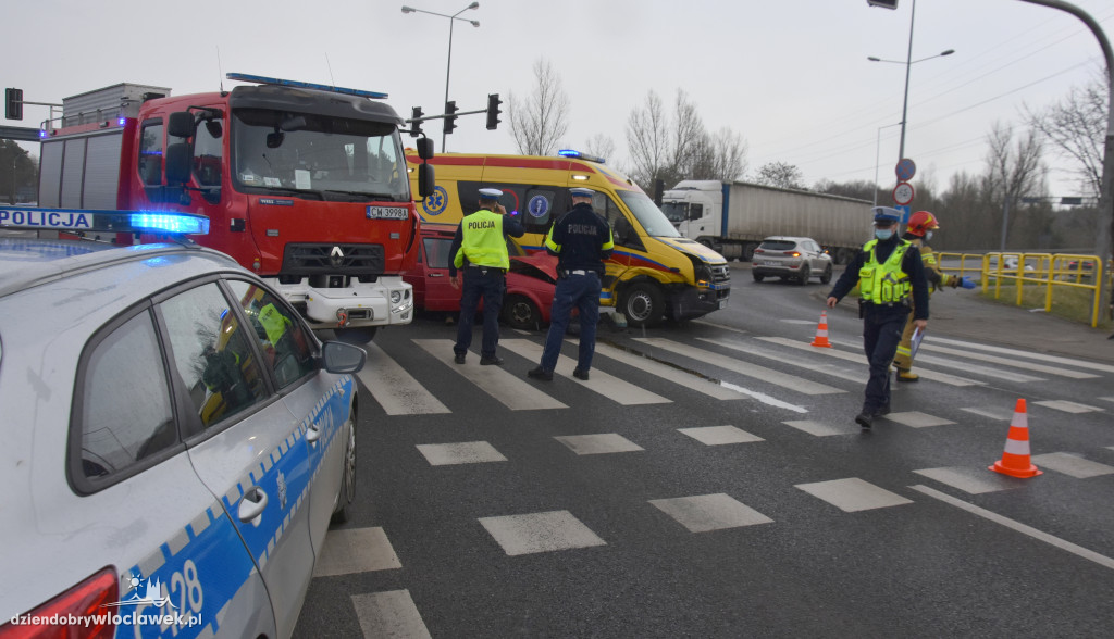 Karetka zderzyła się z osobówką! Są utrudnienia!