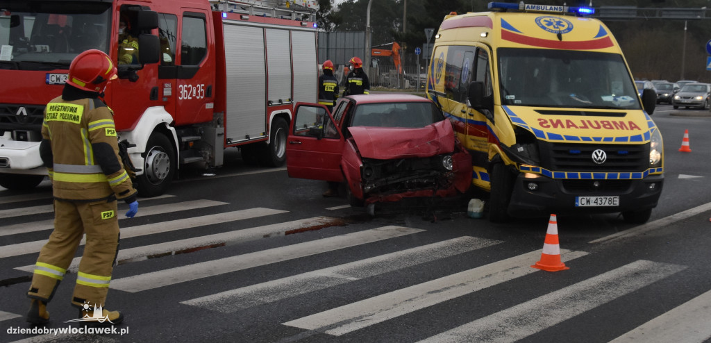 Karetka zderzyła się z osobówką! Są utrudnienia!