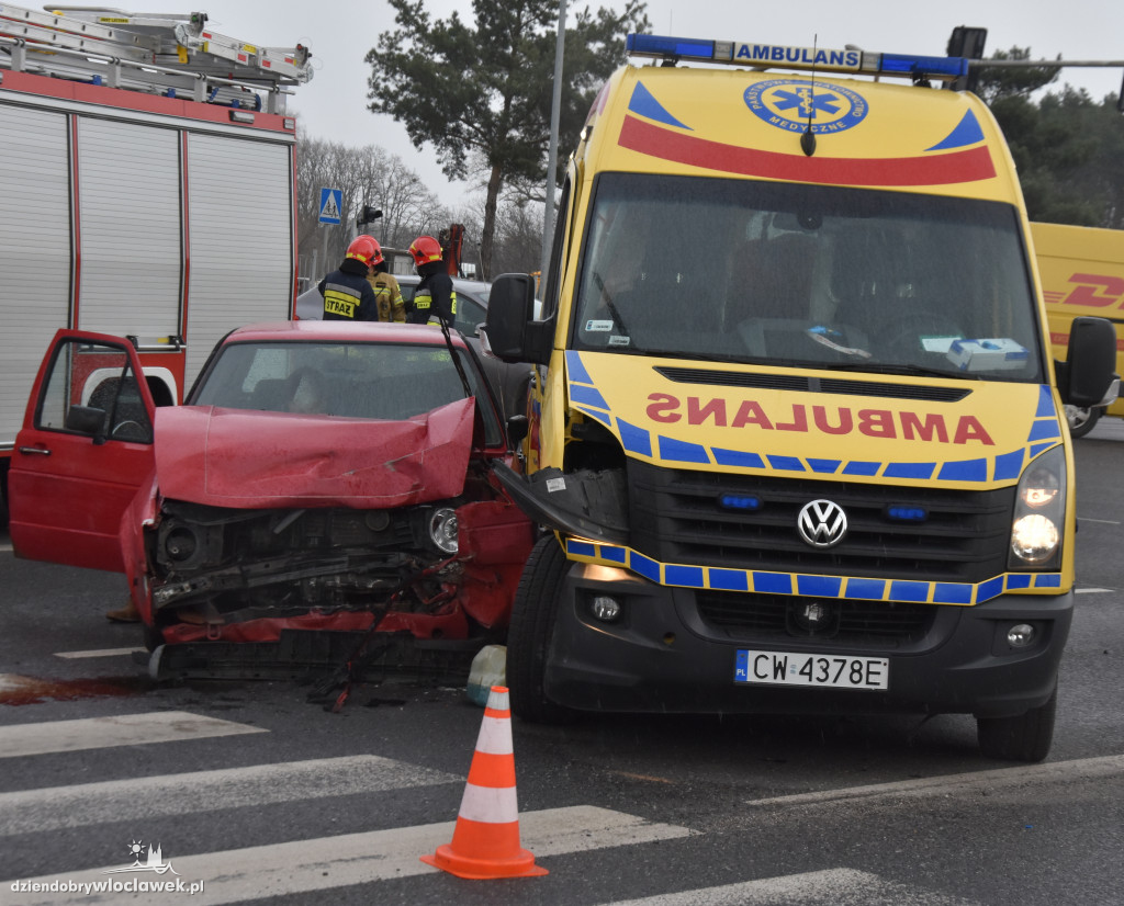 Karetka zderzyła się z osobówką! Są utrudnienia!