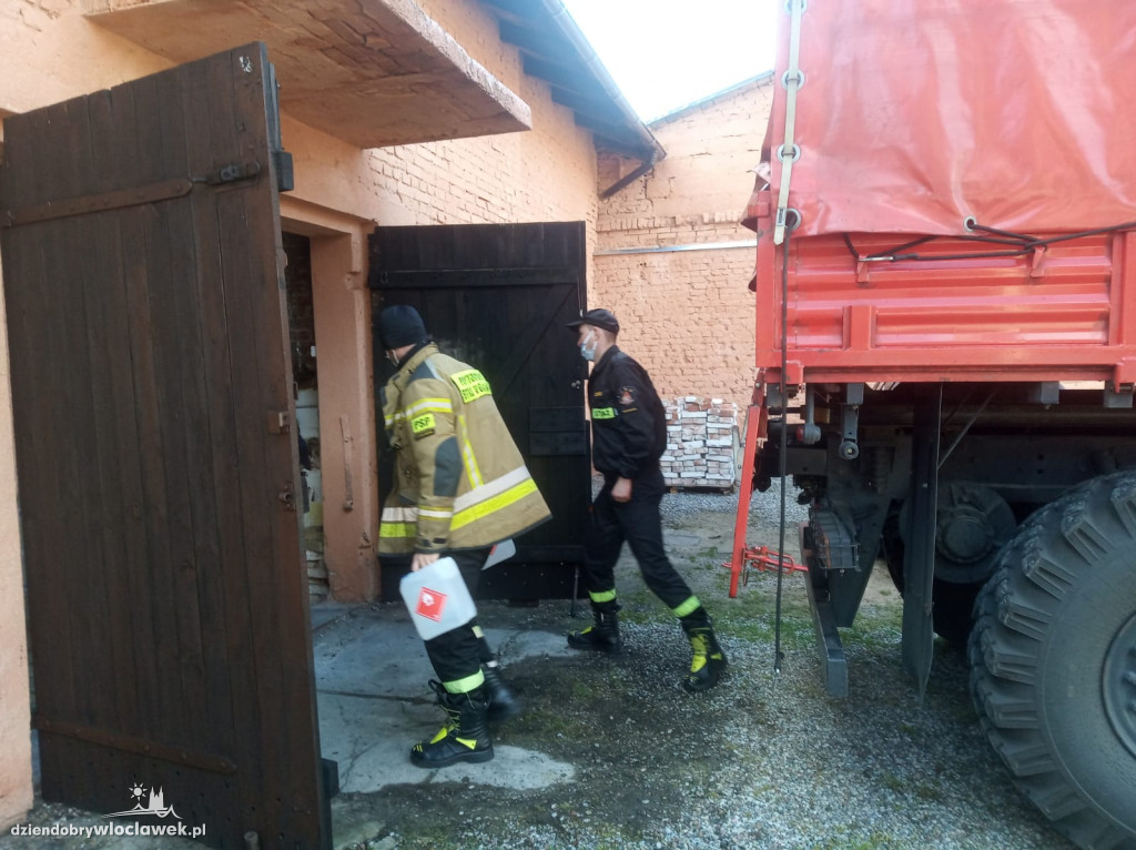 Strażacy rozwożą maseczki po parafiach