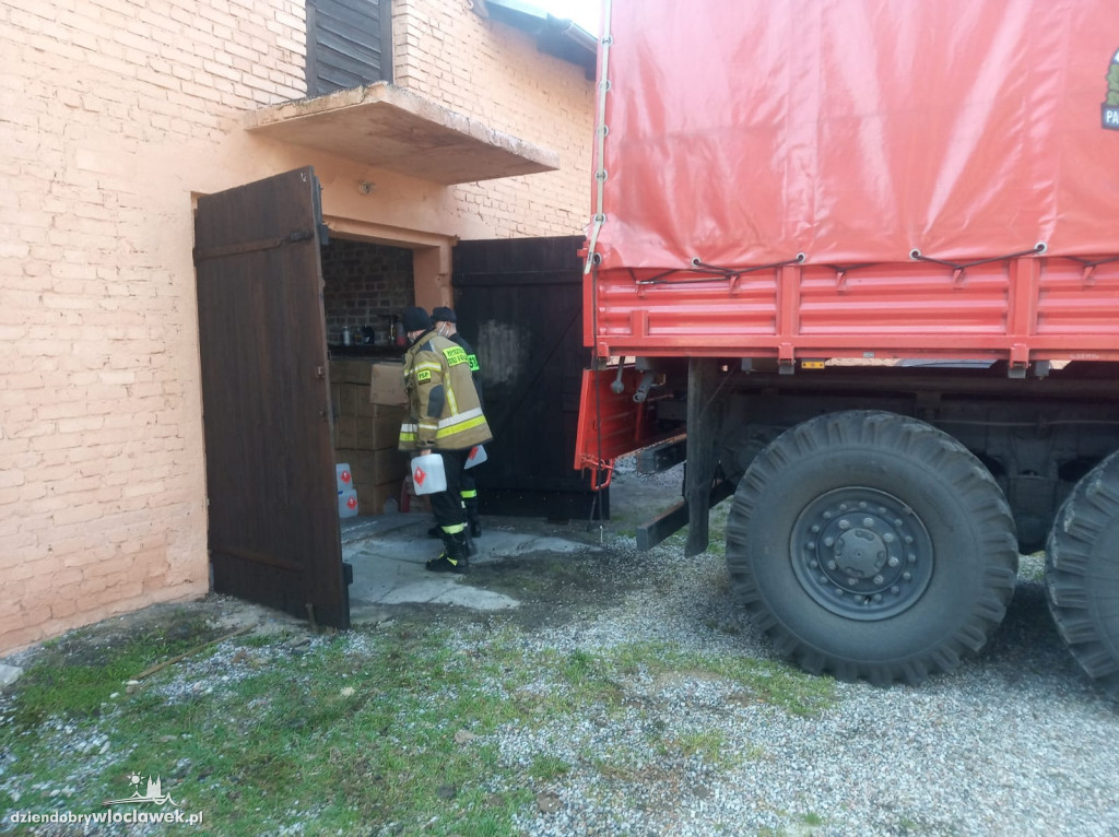 Strażacy rozwożą maseczki po parafiach