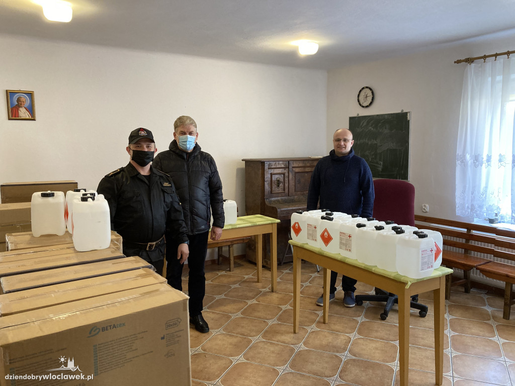 Strażacy rozwożą maseczki po parafiach