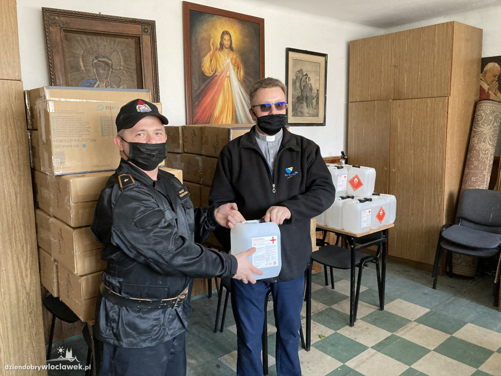 Strażacy rozwożą maseczki po parafiach