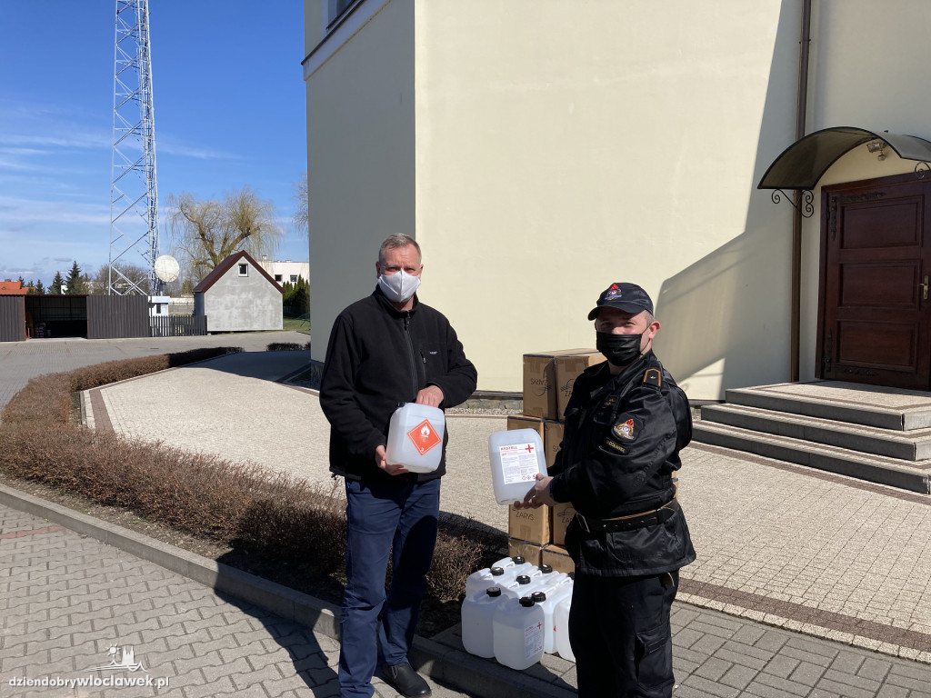 Strażacy rozwożą maseczki po parafiach