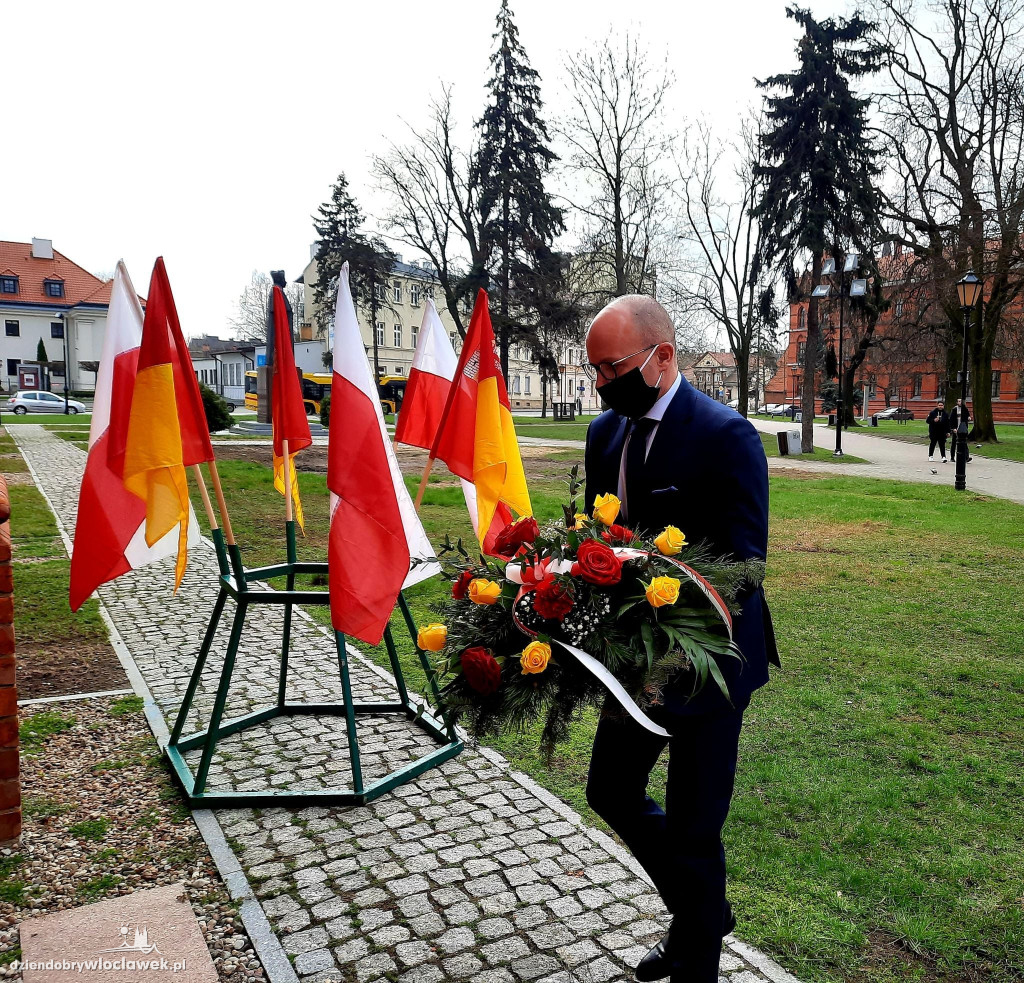 Prezydent w hołdzie ofiarom katastrofy