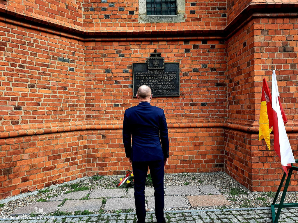 Prezydent w hołdzie ofiarom katastrofy