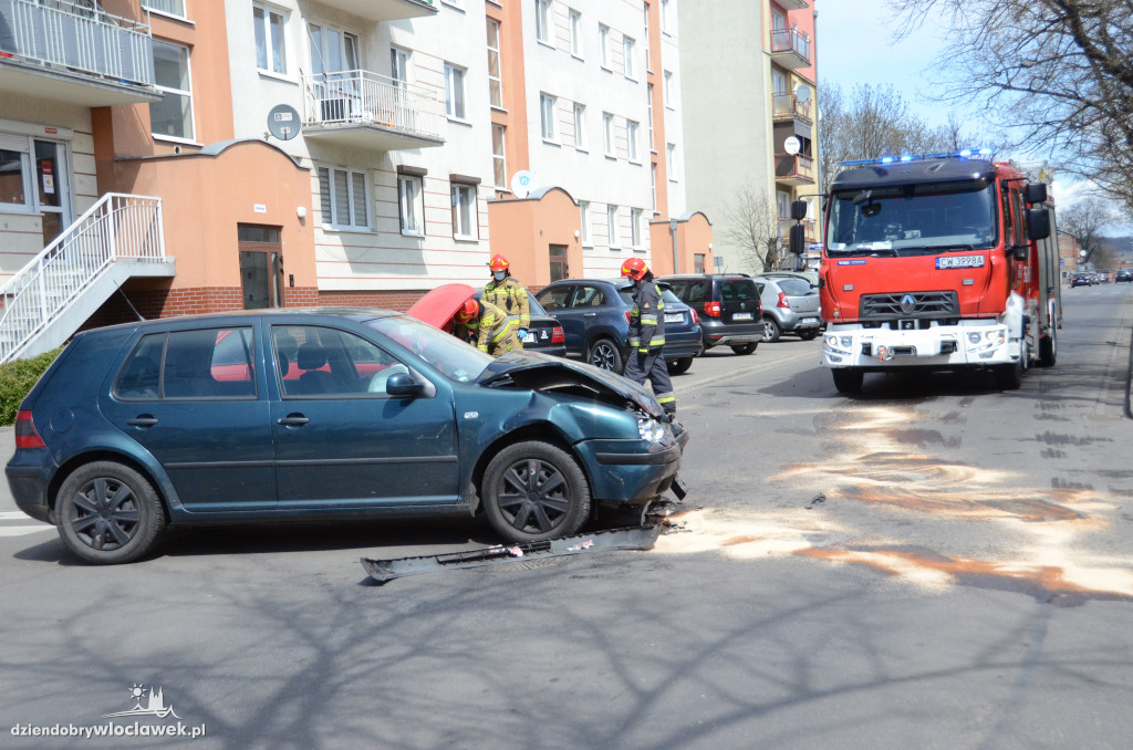 Zderzenie dwóch osobówek w Śródmieściu