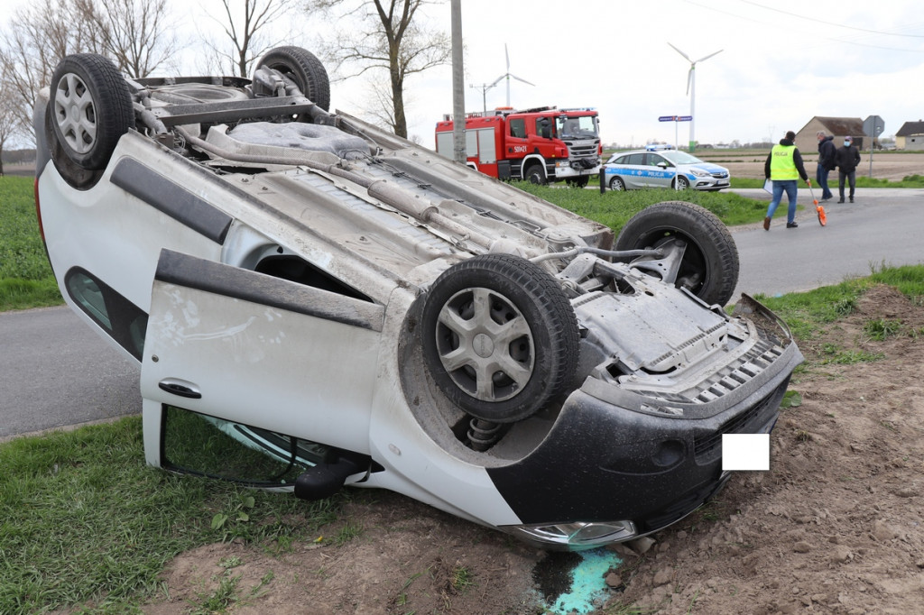 Dacia na dachu, opel z urwanym zderzakiem