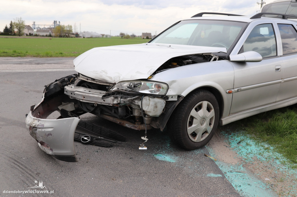 Dacia na dachu, opel z urwanym zderzakiem
