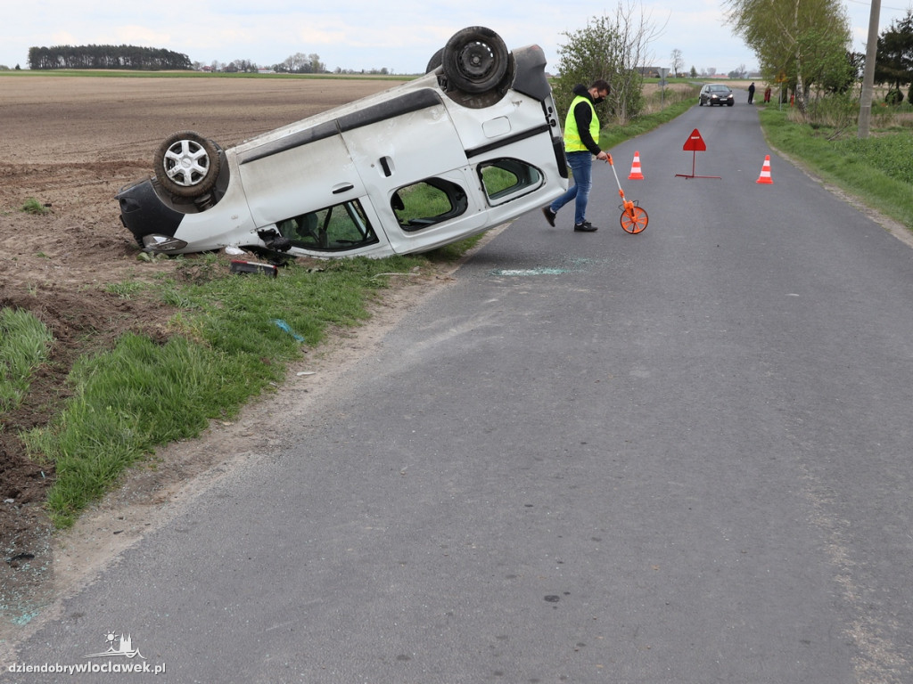 Dacia na dachu, opel z urwanym zderzakiem