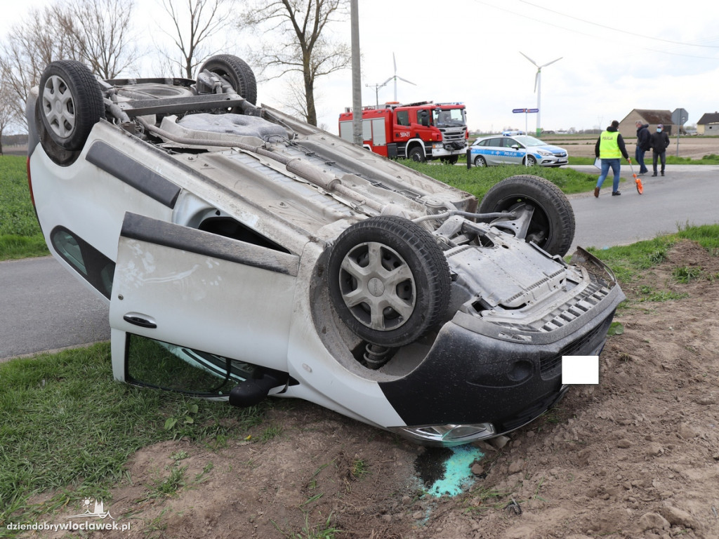 Dacia na dachu, opel z urwanym zderzakiem