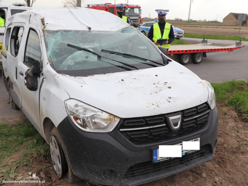 Dacia na dachu, opel z urwanym zderzakiem