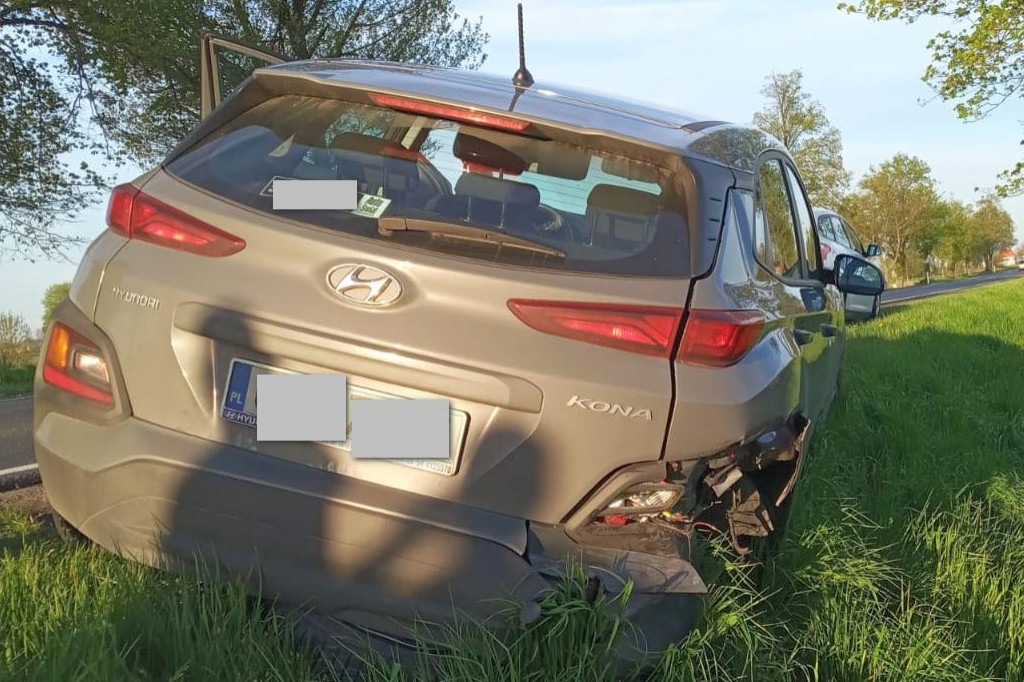 Uderzył w tył innego auta, a później wpadł do rowu