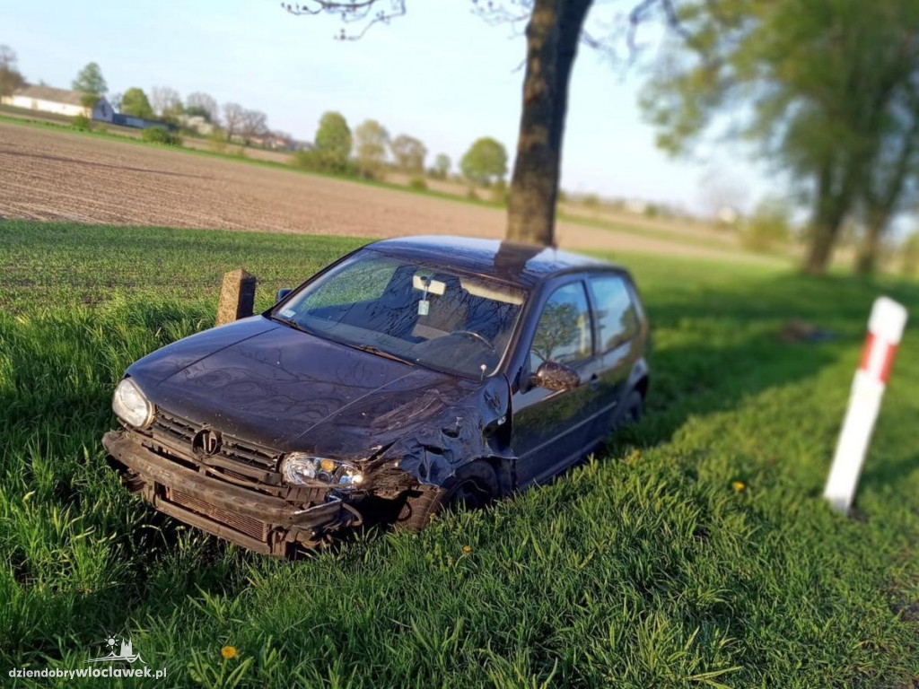 Uderzył w tył innego auta, a później wpadł do rowu