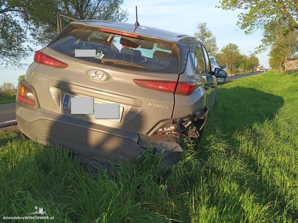 Uderzył w tył innego auta, a później wpadł do rowu