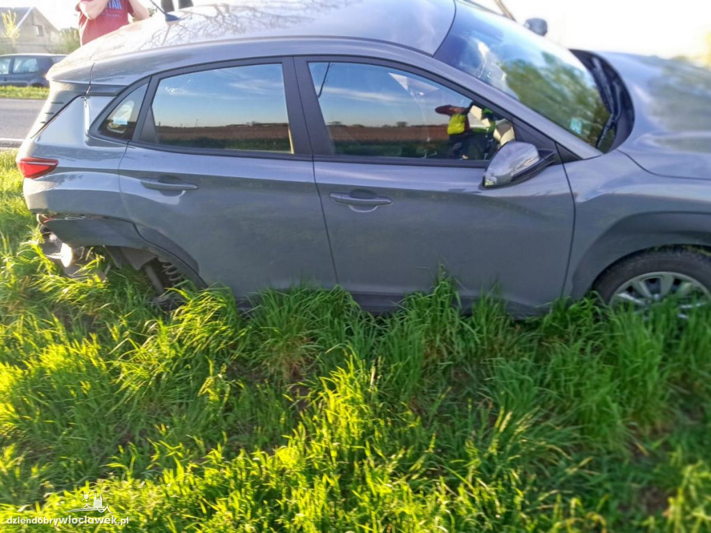 Uderzył w tył innego auta, a później wpadł do rowu
