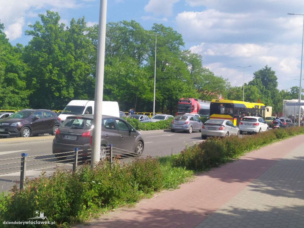 Pełno samochodów na DK91 we Włocławku