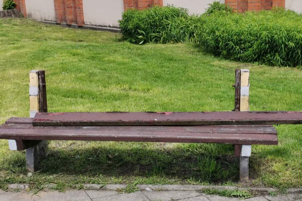 Ławki przed teatrem zniszczone