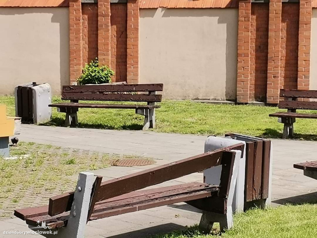 Ławki przed teatrem zniszczone