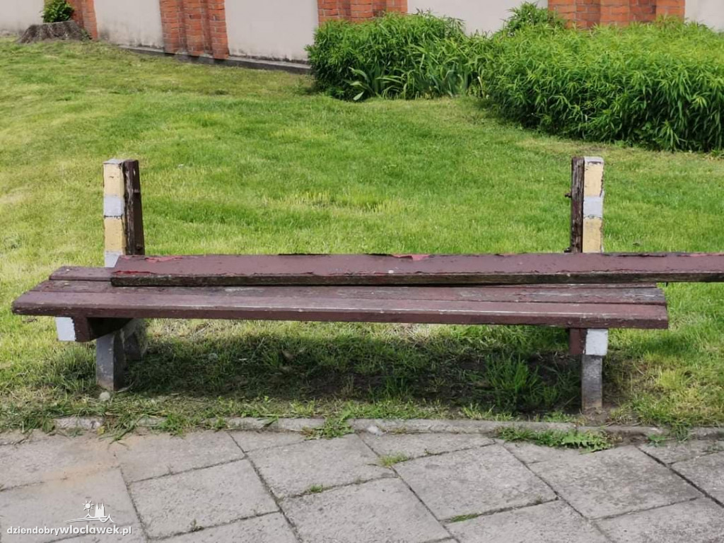 Ławki przed teatrem zniszczone
