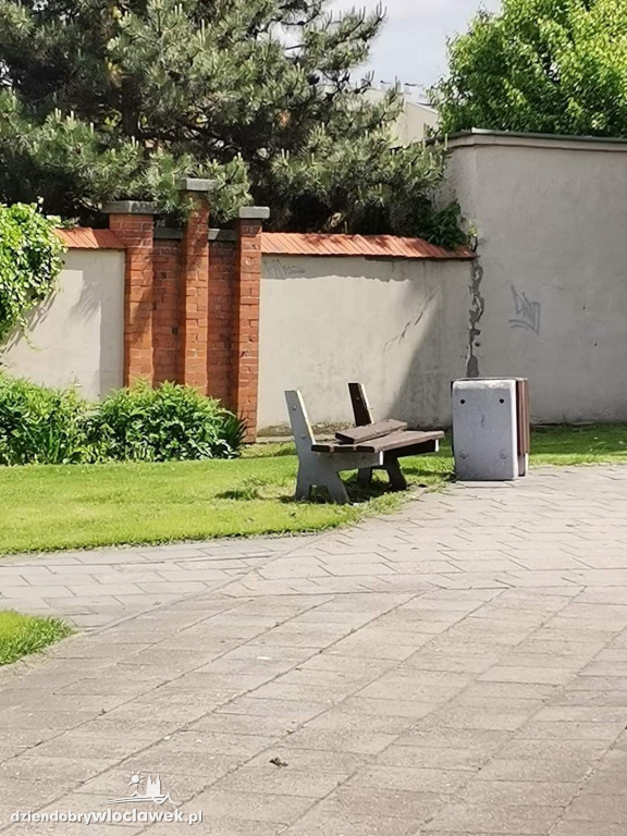 Ławki przed teatrem zniszczone