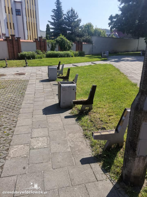 Ławki przed teatrem zniszczone