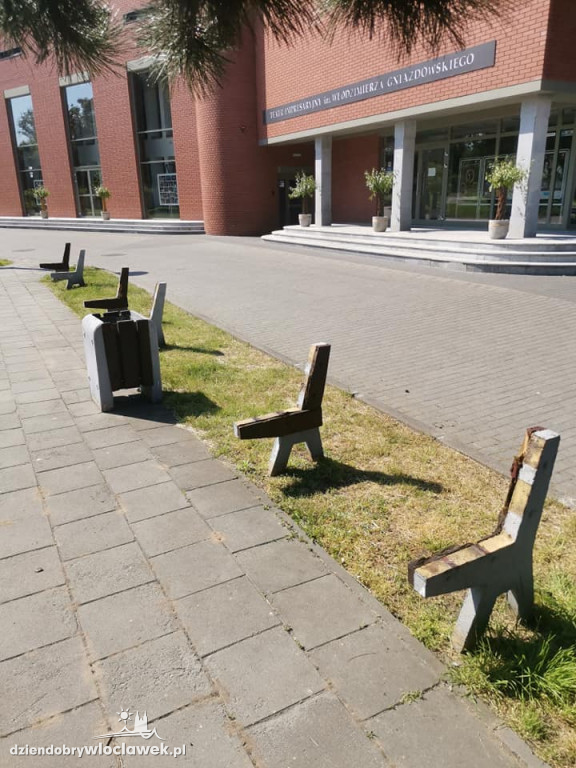 Ławki przed teatrem zniszczone
