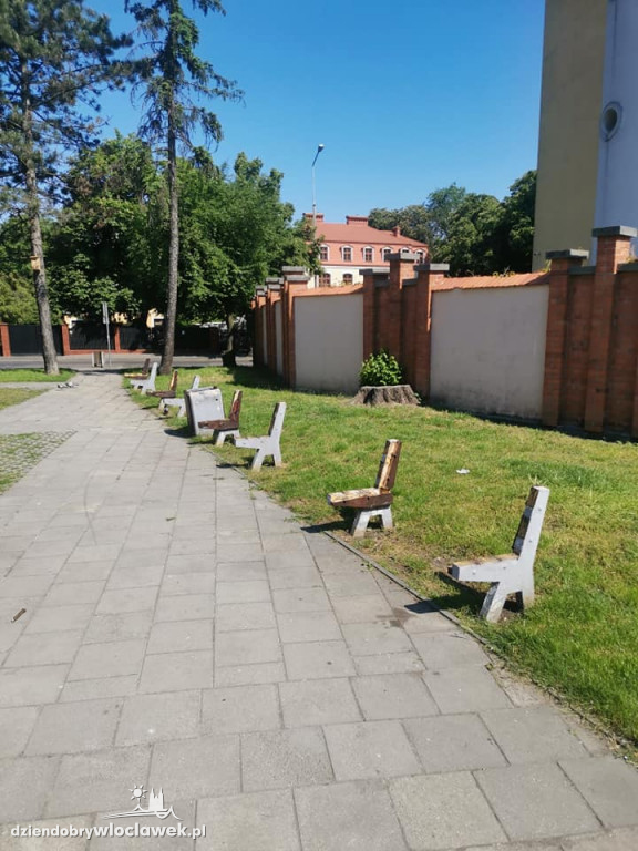 Ławki przed teatrem zniszczone