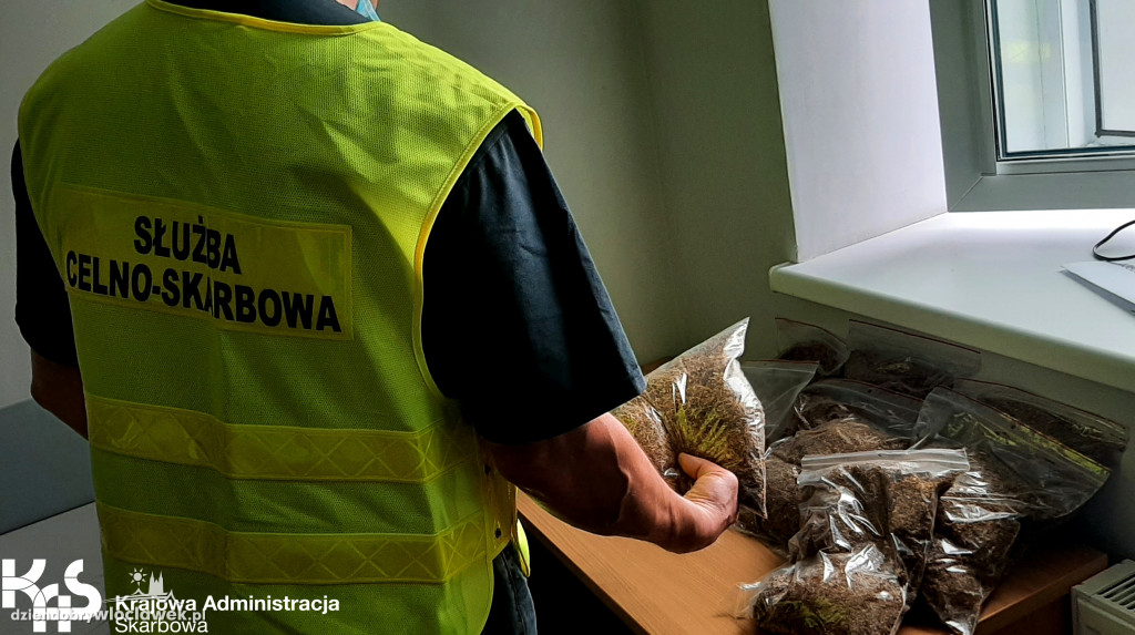 Nielegalne papierosy na targowisku miejskim