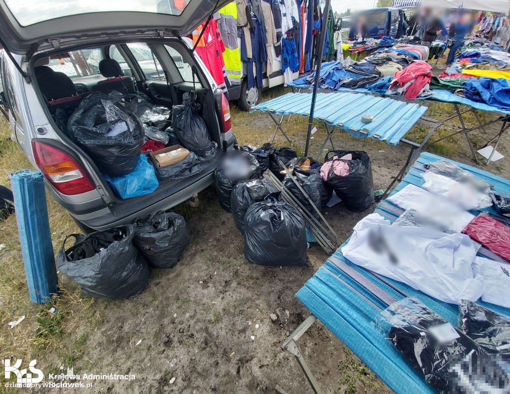 Podróbki na targowisku we Włocławku