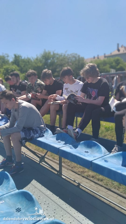 Młodzież z ZST inspiruje literacko na wakacje