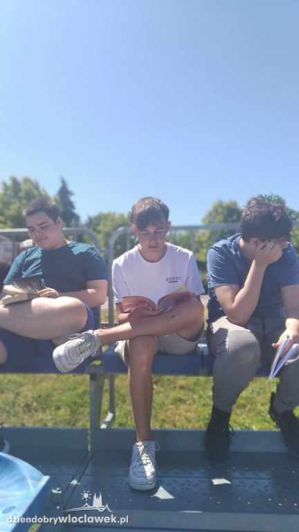 Młodzież z ZST inspiruje literacko na wakacje