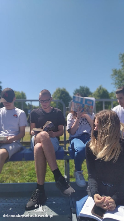 Młodzież z ZST inspiruje literacko na wakacje