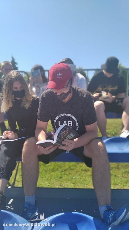Młodzież z ZST inspiruje literacko na wakacje
