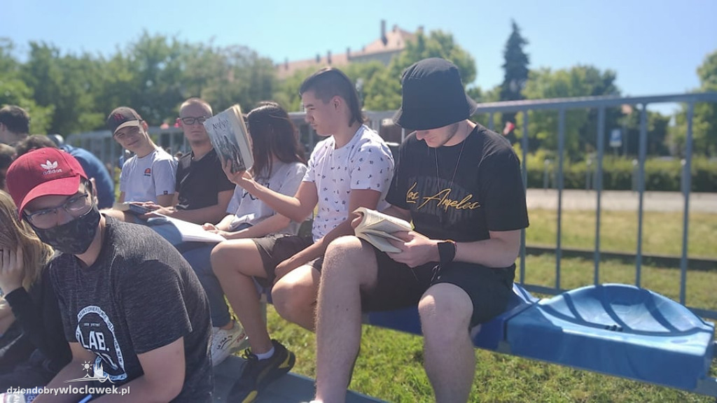 Młodzież z ZST inspiruje literacko na wakacje