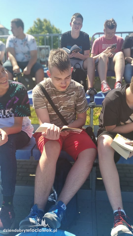 Młodzież z ZST inspiruje literacko na wakacje