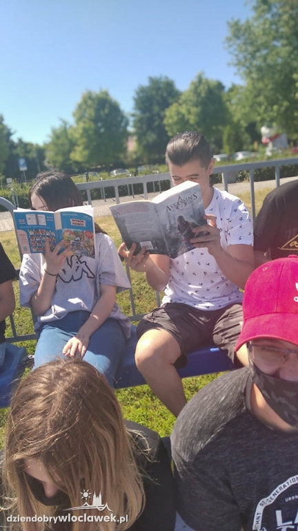 Młodzież z ZST inspiruje literacko na wakacje