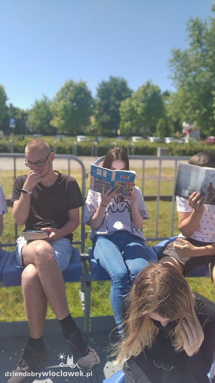 Młodzież z ZST inspiruje literacko na wakacje