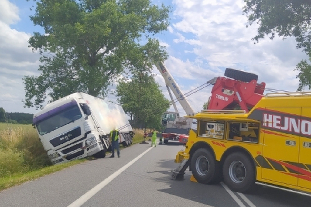 Ciężarówka w rowie. DK 91 zablokowana