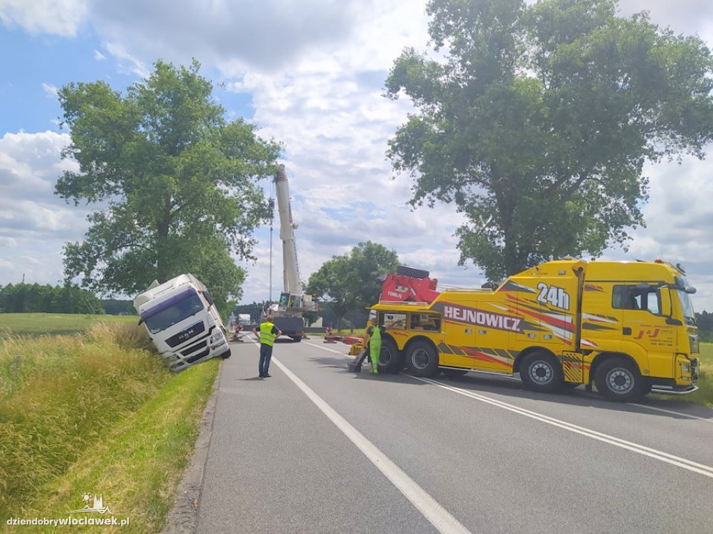 Ciężarówka w rowie. DK 91 zablokowana