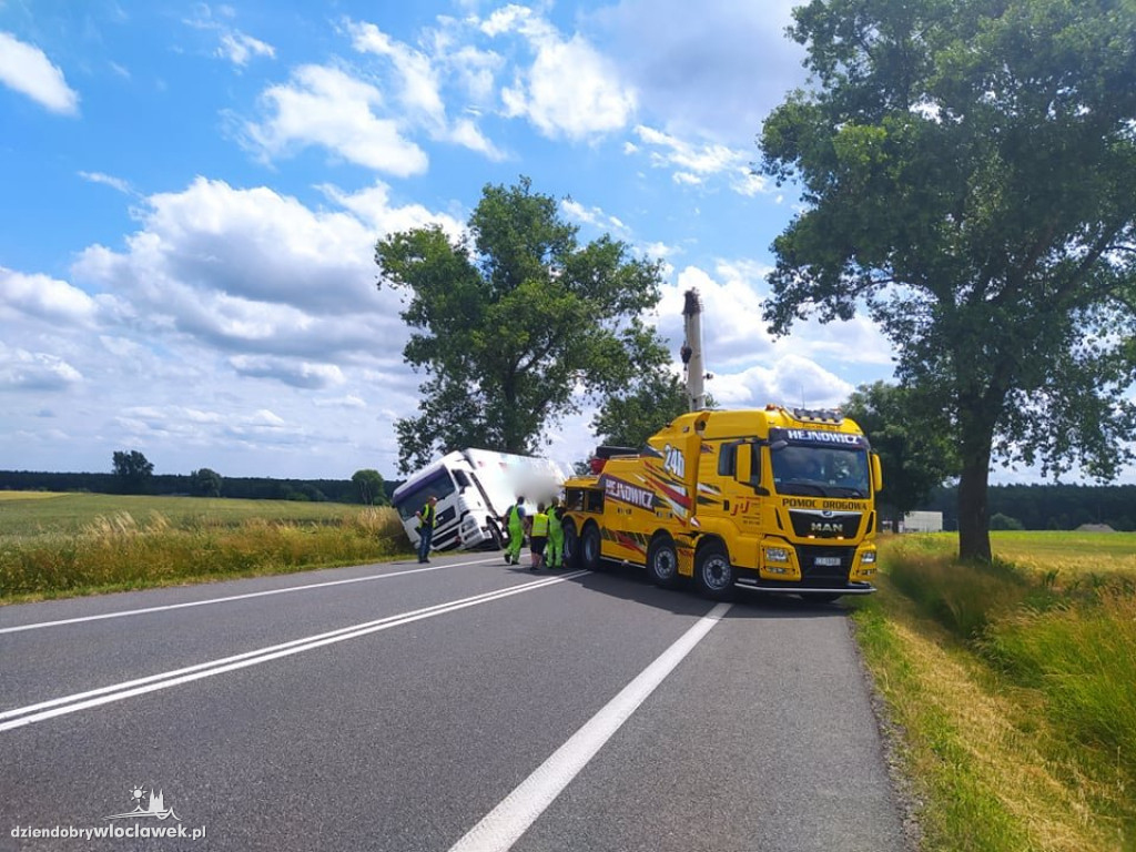 Ciężarówka w rowie. DK 91 zablokowana