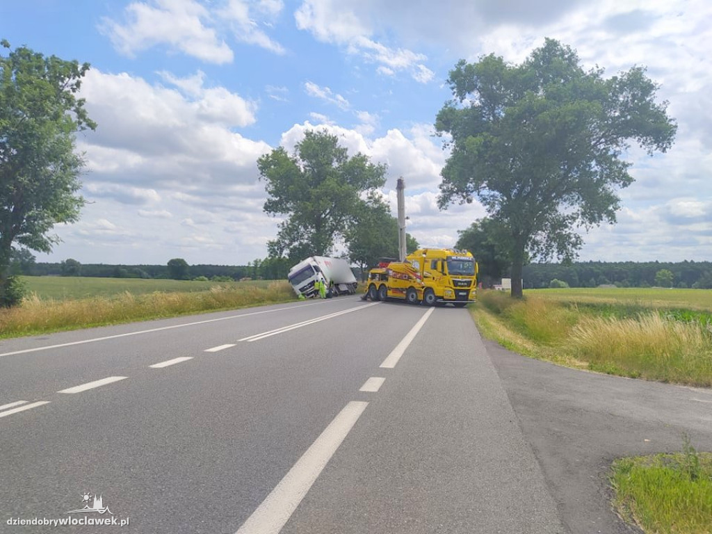 Ciężarówka w rowie. DK 91 zablokowana