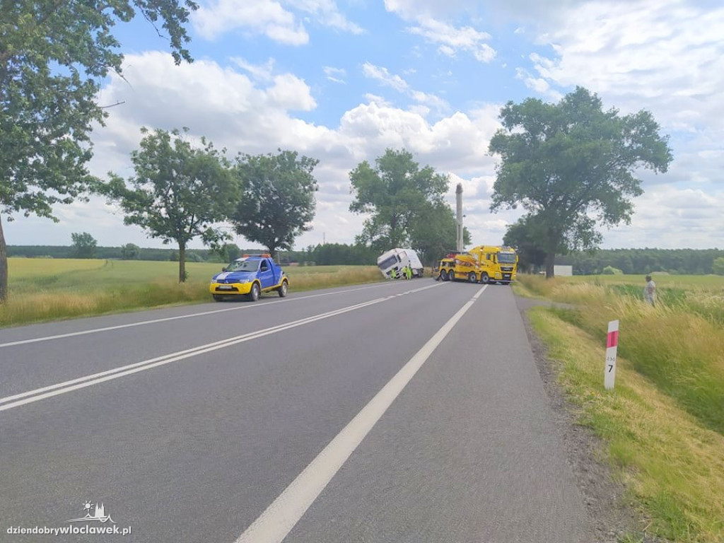 Ciężarówka w rowie. DK 91 zablokowana