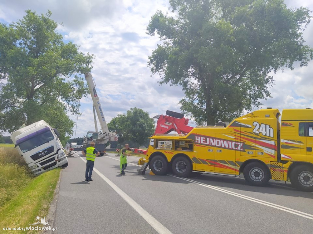 Ciężarówka w rowie. DK 91 zablokowana