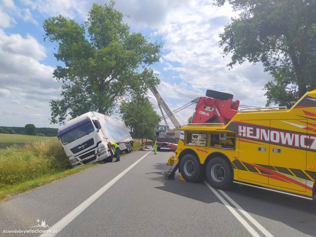 Ciężarówka w rowie. DK 91 zablokowana