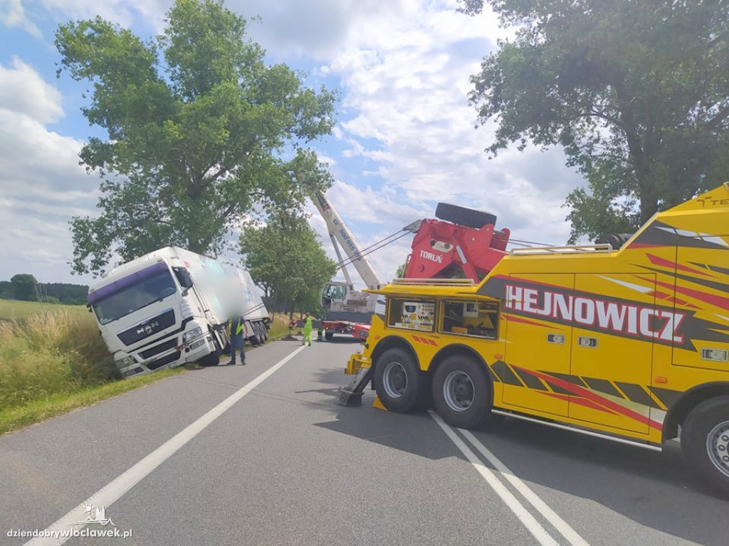 Ciężarówka w rowie. DK 91 zablokowana