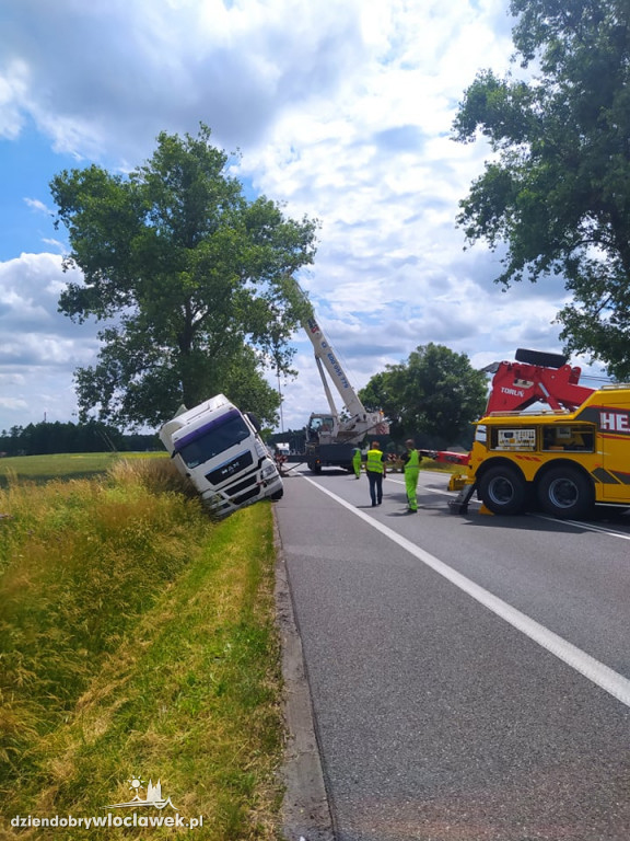 Ciężarówka w rowie. DK 91 zablokowana