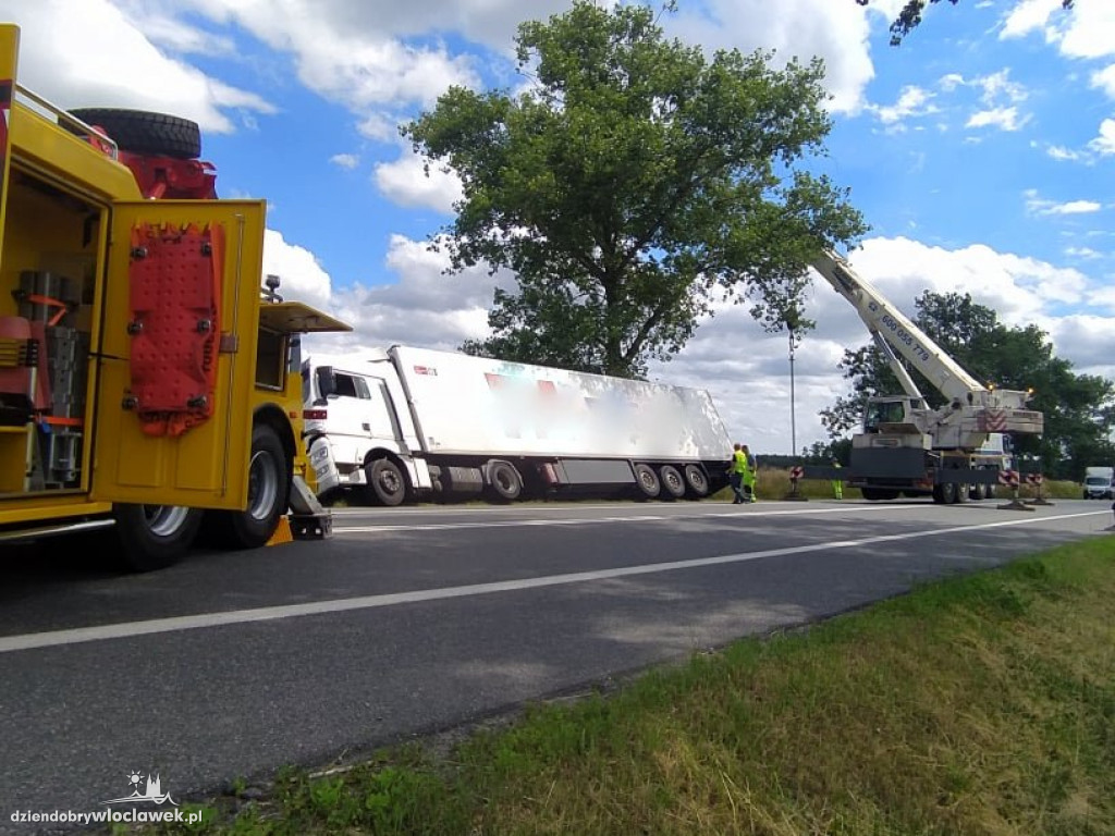 Ciężarówka w rowie. DK 91 zablokowana